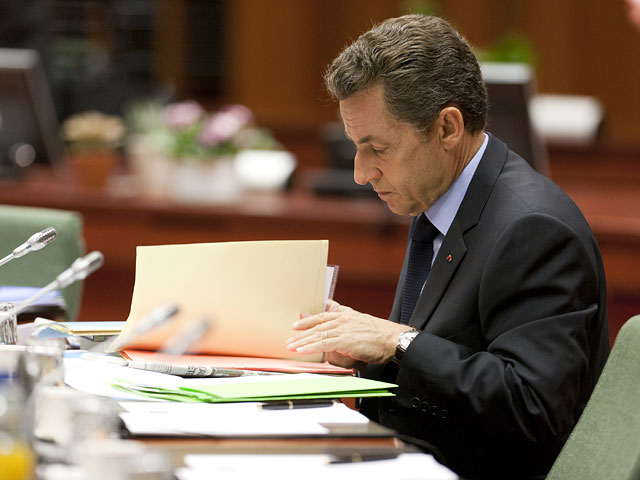 Мужчина, который отправлял письма с угрозами бывшему президенту Франции Николя Саркози и его министрам, получил в суде три месяца заключения условно и оштрафован на тысячу евро