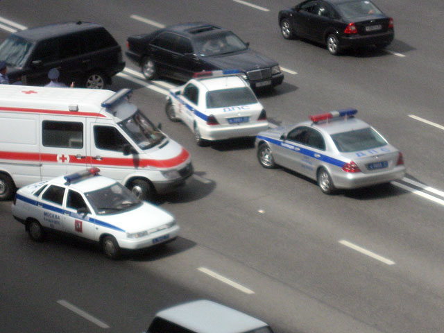 На Рязанском проспекте Москвы произошло лобовое столкновение внедорожника и маршрутки - два человека погибли, восемь пострадали