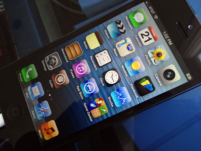 Хакер Грант Пол (Grant Paul), известный под псевдонимом chpwn, сообщил о взломе нового смартфона Apple iPhone 5