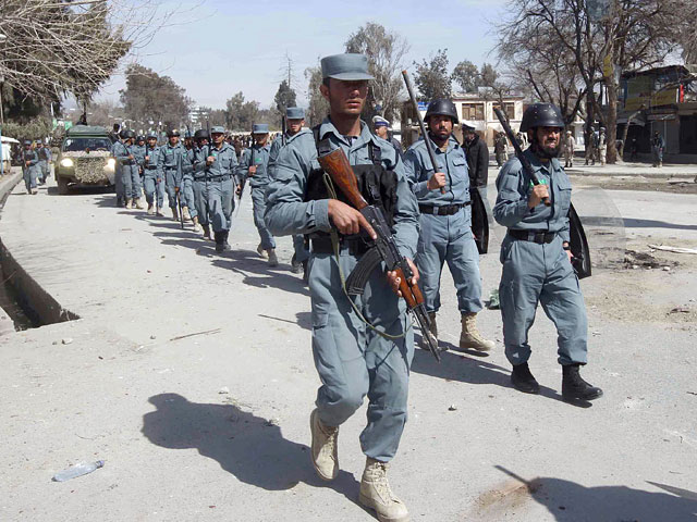 До недавнего времени афганскую полицию тренировали силы НАТО, однако регулярные убийства военных коалиции их афганскими коллегами, получившими в руки оружие, вынудили НАТО приостановить программу
