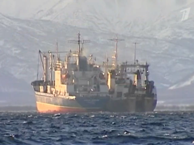 В Охотском море затонуло судно-рефрижератор, часть экипажа может быть на борту