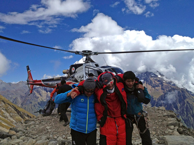 В Непале по меньшей мере девять альпинистов погибли и еще шестеро числятся пропавшими без вести, после того как с одной из вершин в Гималаях сошла лавина