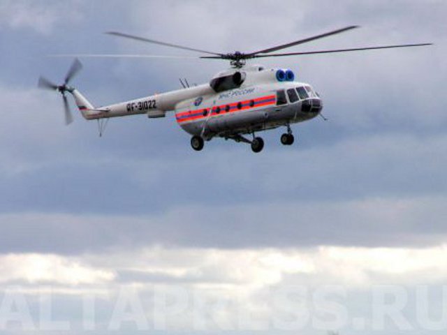 Вертолет Ми-8 МЧС России со спасателями на борту вылетел в понедельник утром в район Охотского моря, где в воскресенье затонуло судно "Вест"