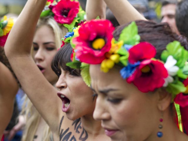 В украинском женском движении Femen категорически отрицают, что активисткам за участие в "голых" акциях якобы платят по одной тысяче долларов в месяц