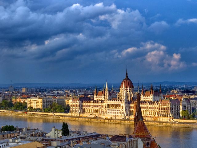 Венгрия все же не может обойтись без финансовой помощи от кредиторов. Руководитель аппарата премьер-министра страны Варга сообщил, что правительство собирается попросить у ЕС и МВФ от 12 до 15 млрд евро