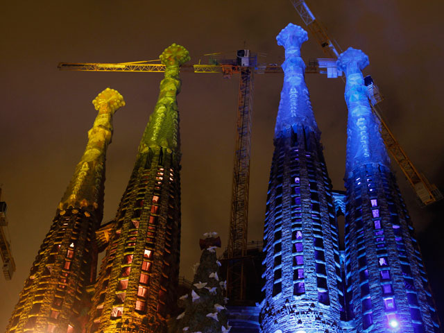 Знаменитое творение Гауди в Барселоне заиграло феерическими красками