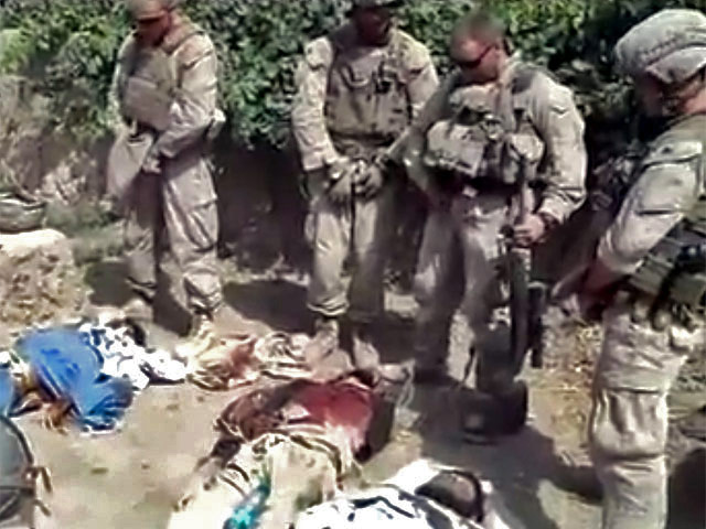 В США предъявили уголовное обвинение двум морским пехотинцам, которые фотографировались с трупами афганцев и справляли малую нужду на тела погибших боевиков