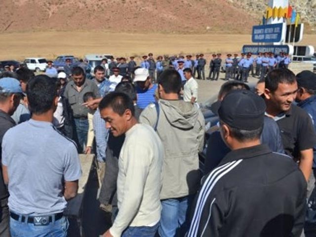 Жители Ноокатского района Ошской области Киргизии во вторник перекрыли стратегическую трассу Баткен - Ош - Бишкек, чтобы добиться от властей ее ремонта, сообщает "Интерфакс". В акции приняли участие около двух тысяч человек
