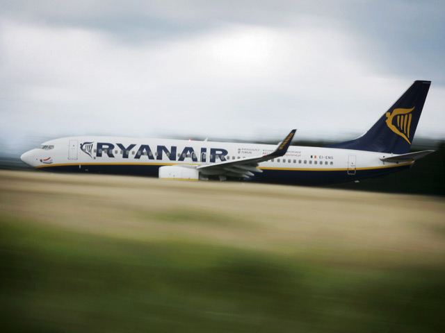 Вылетевший в понедельник из Таллинна в Манчестер самолет авиакомпании Ryanair был вынужден совершить экстренную посадку в датском аэропорту Биллунн из-за подравшихся на его борту эстонца и англичанина