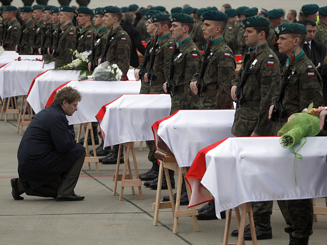 В Польше подтвердились озвученные ранее предположения о том, что тела некоторых погибших в авиакатастрофе под Смоленском в апреле 2010 года были перепутаны и захоронены не под своими именами