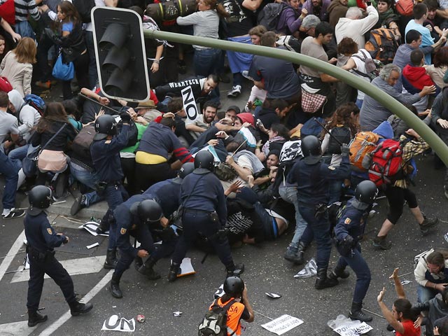В Мадриде во вторник вечером начались ожесточенные столкновения протестующих с полицией