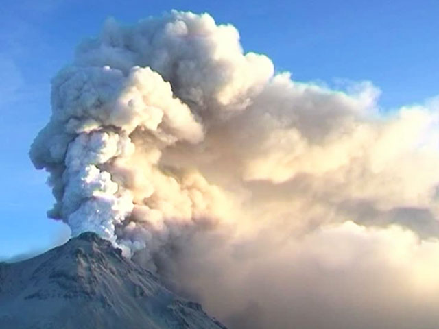 На Камчатке вулкан Карымский выбросил пепел на высоту до 6 км над уровнем моря