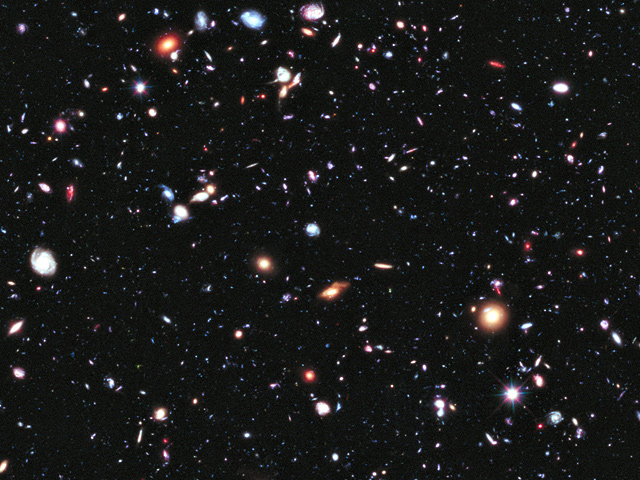 Астрономы и телескоп Hubble продолжают поражать воображение землян: ученые NASA продемонстрировали крупным планом объекты, которые на фотографиях обычно не больше маковой росинки