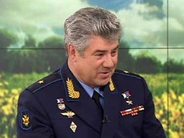 Главнокомандующий ВВС России генерал-лейтенант Виктор Бондарев прокомментировал истории вокруг полетов бомбардировщика Су-24 и вертолета Ми-8 на предельно малых высотах буквально над головами автолюбителей