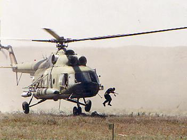 Экипаж вертолета Ми-8, занимавшегося охраной госграницы, заметил в воде два маломерных плавательных средства, нарушивших границу