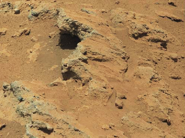 Марсоход Curiosity, медленно приближающийся к пункту своего назначения - горе Маунт-Шарп, сделал сенсационное открытие: на Красной планете была вода