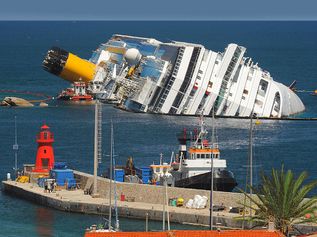 Британцы всерьез вручили экипажу затонувшего лайнера Costa Concordia премию "Мореплаватель года"