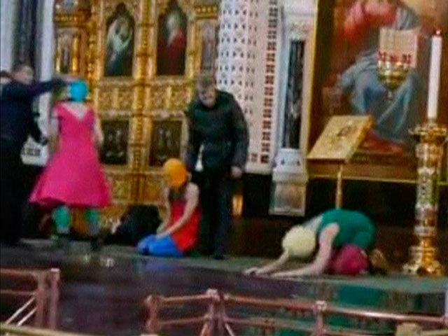 Полиции сообщили имена шести предполагаемых участниц акции Pussy Riot в храме Христа Спасителя