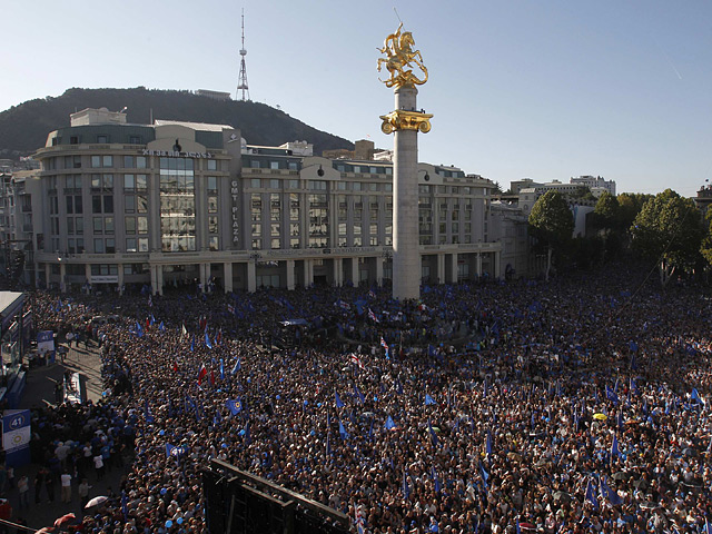 Избирательный блок миллиардера Бидзины Иванишвили "Грузинская мечта" проводит многотысячные предвыборные акции на площади Свободы в центре Тбилиси и в Кутаиси - втором по величине городе Грузии