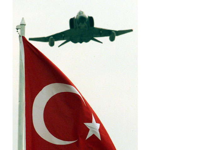 Телеканал Al-Arabiya утверждает, что пилоты сбитого сирийскими ПВО истребителя F-4 из Турции выжили, но их убили по указанию из России