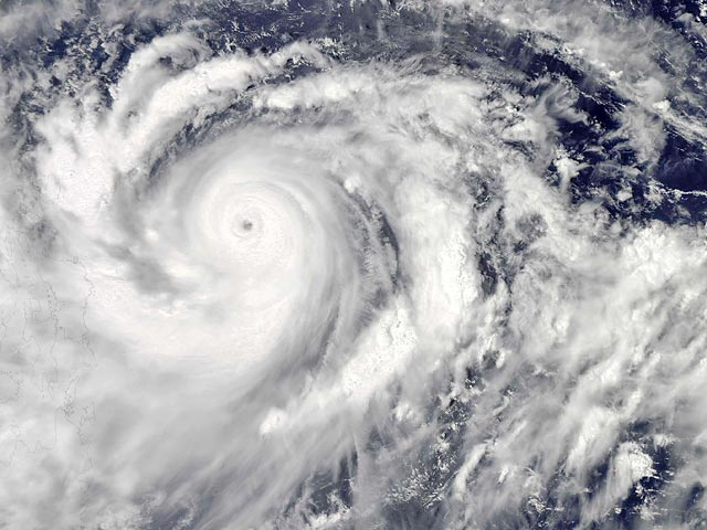 Тайфун "Джевалат", бушующий над Японией, приближается к Токио