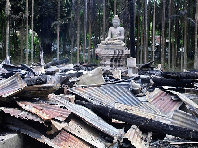 Тысячи мусульман в ночь на воскресенье громили и поджигали дома и храмы буддистов на юго-востоке Бангладеш