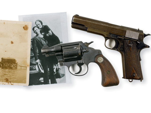 Пистолет и револьвер, найденные при обыске тел знаменитой американской парочки гангстеров времен Великой депрессии - Бонни и Клайда, продали на аукционе RR Auction в Нью-Гемпшире более чем за полмиллиона долларов