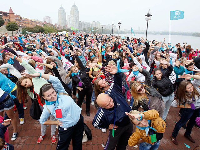 В столице Украины, на Оболонской набережной, 30 сентября более 12 тысяч человек установили мировой рекорд, приняв участие в самой массовой утренней зарядке