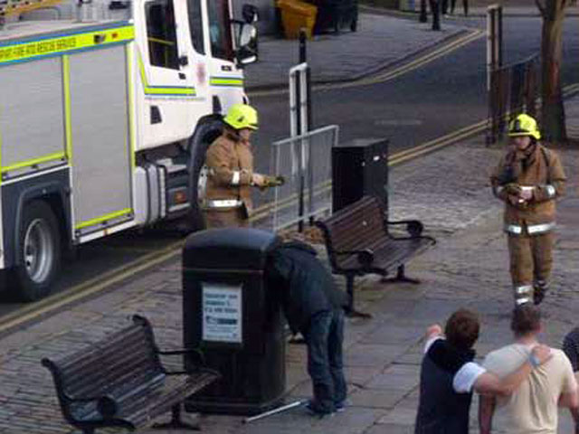 Житель Абердина, города в Шотландии, чуть было не умер после того, как часть его тела застряла в мусорном баке