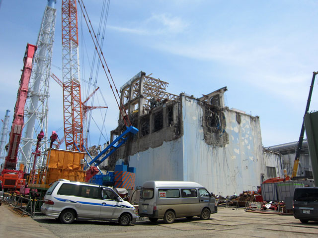 Участники аварийных работ на японской АЭС "Фукусима-1" приступили к извлечению ядерного топлива из внутренней части 4-го реактора станции