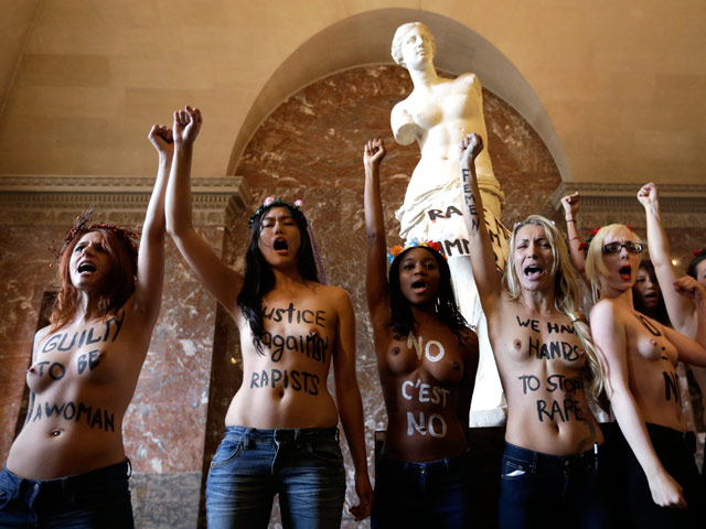 Активистки движения Femen устроили очередной топлес-перформанс, направленный на привлечение внимания общественности к проблеме соблюдения прав женщин