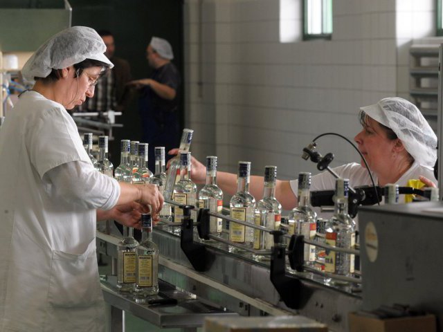 Ученые пражской Высшей химико-технологической школы изобрели способ, с помощью которого можно измерять содержание метилового спирта в алкогольных напитках, не открывая бутылок