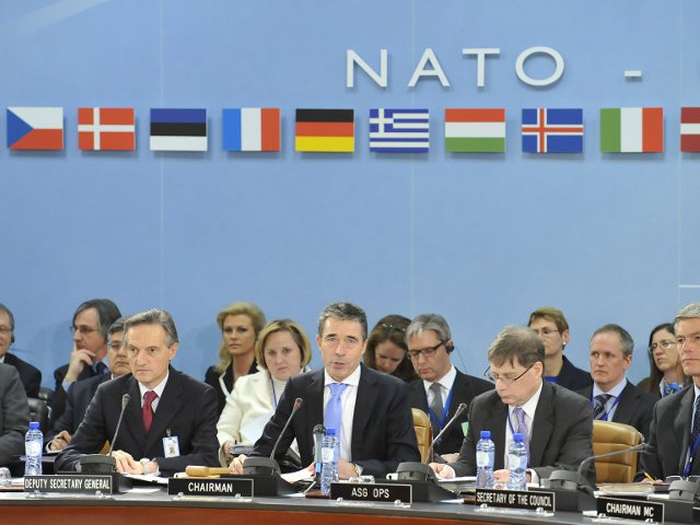НАТО "полностью поддерживает Турцию" и "требует от Сирии немедленно прекратить любые агрессивные действия" против Анкары. Об этом говорится в заявлении Североатлантического совета, принятого по итогам экстренного заседания по ситуации на сирийско-турецкой