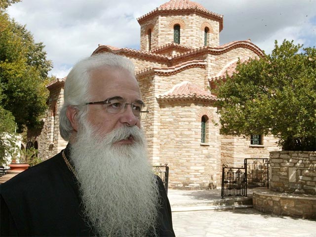 Греческого митрополита Игнатия обвинили в оскорблении верующих и попытались прилюдно отрезать ему бороду