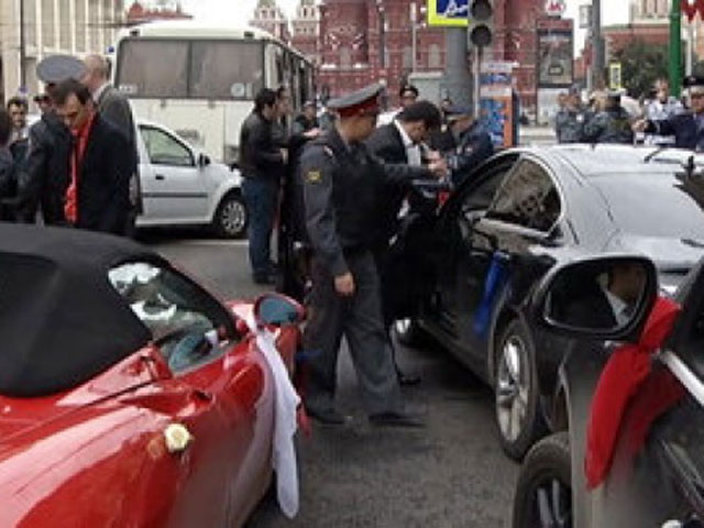 Гостя кавказской свадьбы, на которой устроили стрельбу в центре Москвы, был арестован, чтобы успокоить общественность, считает адвокат Али Ылясова