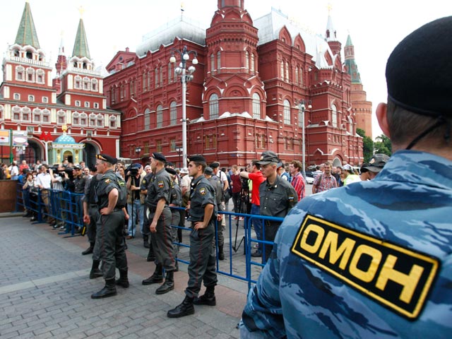 На Манежной площади в Москве начали задерживать болельщиков "Анжи"