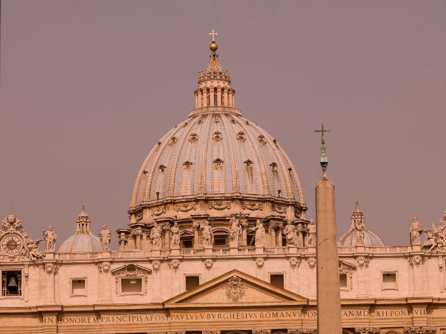 Предприниматель из Триеста Марчелло Ди Финицио, более суток бастовавший на куполе собора Святого Петра в Ватикане, не сможет появляться в итальянской столице три года