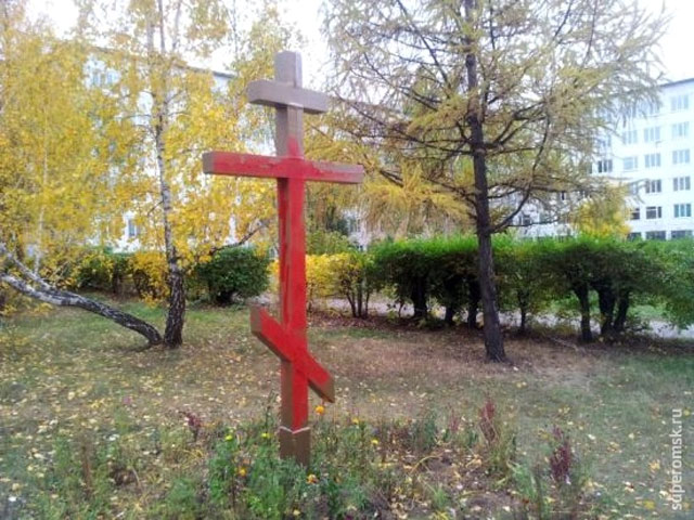 В Омске вандалы покрасили православный крест в красный цвет, объяснив, что церковь двулична, а потому и цвет - как "фонари публичных домов"