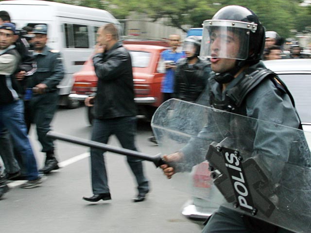 В Баку перед зданием Минобразования задержаны несколько человек за несанкционированную акцию "Свобода хиджабу!"