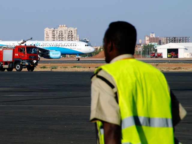 В Судане разбился военный самолет, некоторым удалось выжить