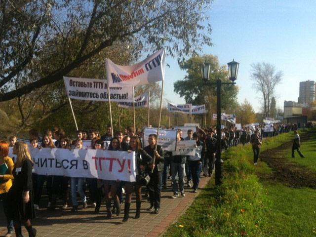 Митинг студентов и преподавателей, протестующих против объединения двух вузов Тамбова в один, собрал в воскресенье 800 человек,