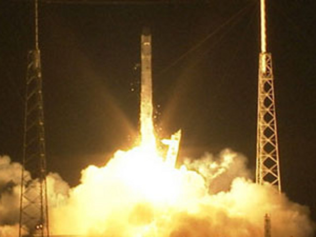 Американский корабль Dragon компании Space Exploration Technologies отправился в первый коммерческий полет к Международной космической станции