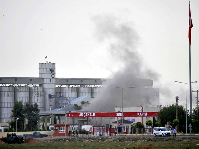 Очередной инцидент на турецко-сирийской границе. Как сообщает Reuters, на территории провинции Хатай разорвался снаряд, турецкие военные открыли ответный огонь