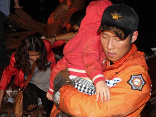 Южнокорейские спасатели эвакуировали в безопасные регионы более трех тысяч жителей города Куми и еще сотни жителей близлежащих деревень на юго-востоке страны