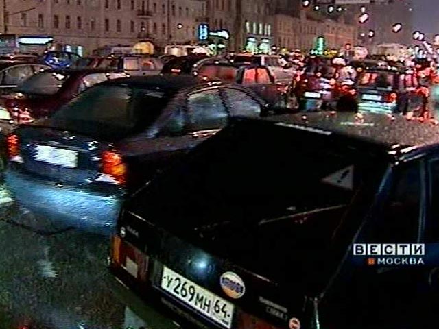 Загруженность дорог Москвы в понедельник в вечерний час пик почти достигла максимальной, передает РИА "Новости". На МКАД образовалась пробка протяженностью более 23 километров