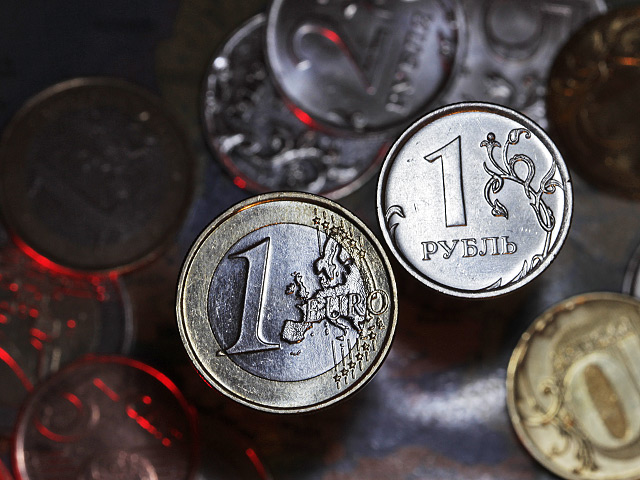 Рубль слегка снизился к бивалютной корзине. Ее стоимость выросла на 3 копейки и составила 35,27 рубля по сравнению с 35,24 рубля в понедельник