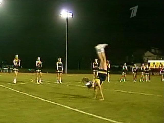 16-летняя школьница из Техаса Миранда Фергюсон в перерыве футбольного матча установила акробатический мировой рекорд, сделав 35 переворотов назад подряд