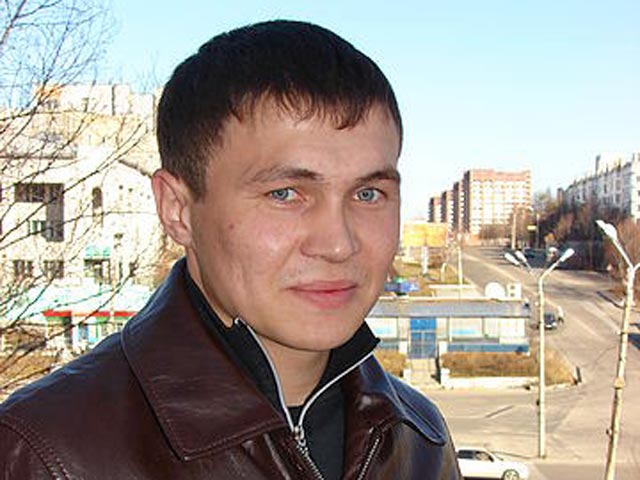 Лауреат премии "Дебют" за 2008 год Егор Молданов, который, как сообщалось, умер в декабре 2009 года, в действительности жив и не является автором произведения, получившего премию