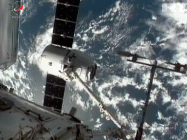 Первый в мире коммерческий полет к Международной космической станции перешел в заключительную стадию: частный корабль Dragon успешно пристыковался к МКС