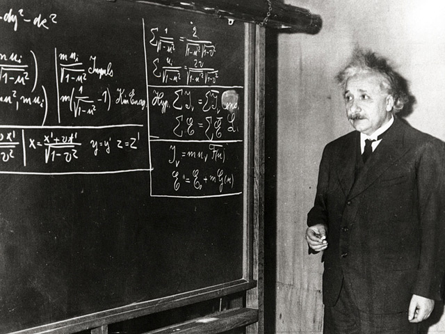 огласно специальной теории относительности (СТО) Эйнштейна, ни один из "обычных" объектов неспособен двигаться быстрее скорости света